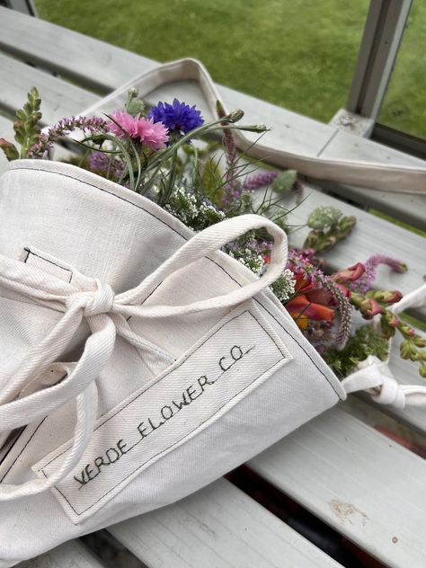 Flower bouquet bag — Verde Flower Co. Flower Carrier Bag, Flower Booth, Eco Flowers, Bouquet Bag, Flower Boquet, Plant Pot Covers, Flower Business, Market Garden, Flower Farmer