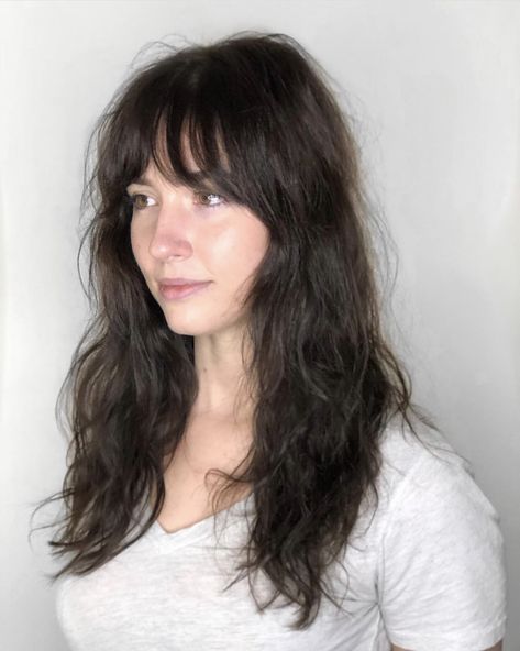 Curtain bangs with long wavy hair | brunette | hairstyles | fresh makeup Naturally Wavy Hair Cuts, Curtain Bangs Wavy Hair, Curtain Bangs Wavy, Frizzy Wavy Hair, Bangs Wavy, Bangs Wavy Hair, Rambut Brunette, Black Wavy Hair, 70s Hair