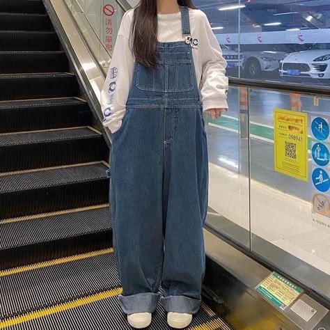 Outfits For People With A Tummy, How To Style Dungarees, Salopette Outfit, Overalls Outfit Aesthetic, Overalls Cute, Moda Grunge, Cute Overalls, Outfit Oversize, Overall Outfit