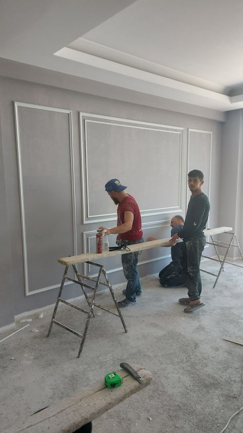 Molding Wall Design Dining Room, Wall Molding Living Room Tv, Royal Paint Wall Design, Wall Modeling, Modular Home Office Furniture, Wall Molding Living Room, Feature Wall Living Room, Homemade Cinnamon Rolls, Guest Room Design