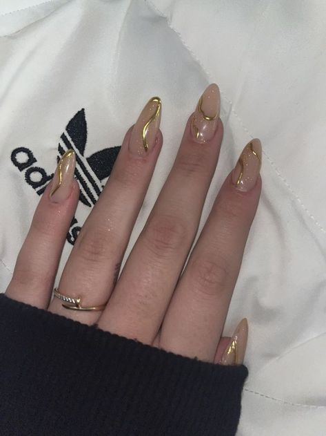 Gold Design Almond Nails, Golden Almond Nails, Hold Nails Acrylic, Gold Style Nails, Dainty Gold Nails, Gold Squiggle Nails, Almond Nails Gold Designs, Gold Nails Acrylic Almond, Gold Formal Nails