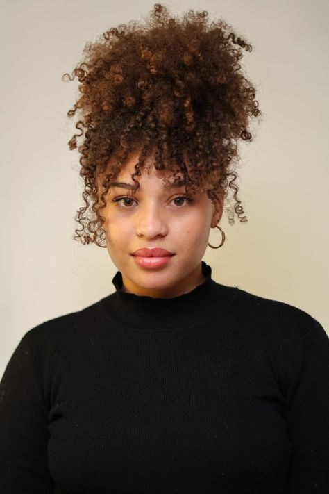 Medium lengh curly updo hairstyle. Black turtle neck and gold earrings Curly Bangs 4c Hair, Curly Hair Ponytail With Bangs, Curly Bun With Bangs Black Women, High Pony Curly Hair, Curly Afro With Bangs, Curly Ponytail With Bangs, Curly Hair High Ponytail, Curly Hair In Ponytail, Curly High Ponytail