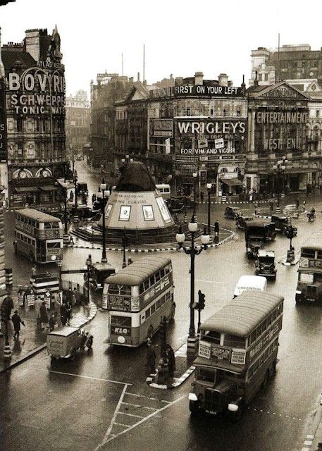 Vintage Photos of Buses in London Streets in the Early 20th Century ~ Vintage Everyday London Bus, Old London, Piccadilly Circus London, London History, Piccadilly Circus, London Transport, Foto Vintage, London Town, Mick Jagger