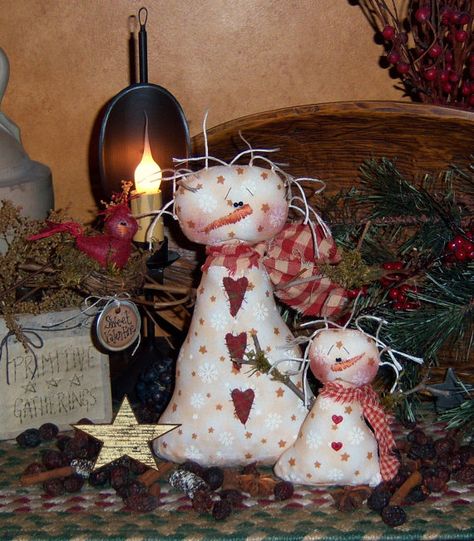 Primitive Patti's Ratties Valentine Snowmen Doll Ornie Bird Pattern 272 Flaky Friends, Snowman Wreaths, Primitive Valentine Decor, Valentine Craft Decorations, Primitive Valentine, Primitive Stitchery, Rustic Valentine, Christmas Snowmen, Primitive Doll