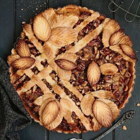 caramel pear pecan pie from The Pretty Maple Apple Pie, Autumn Drive, Crust Designs, Fruit Pie Recipe, Triple Berry Pie, Pecan Pie Crust, Pie Crust Designs, Salted Caramel Apple Pie, Pie Decoration