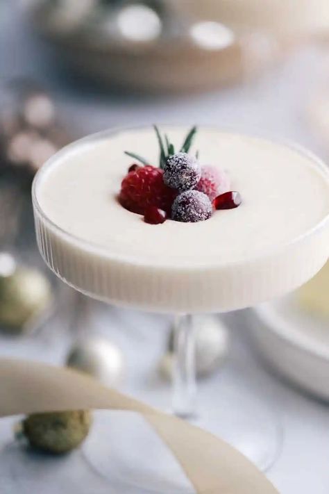 Adding raspberry to white chocolate mousse recipe White Chocolate Mousse Recipe, Sugared Berries, White Chocolate Recipes, Edible Decorations, Raspberry Mousse, White Chocolate Mousse, Chocolate Mousse Recipe, Mousse Dessert, Melting White Chocolate