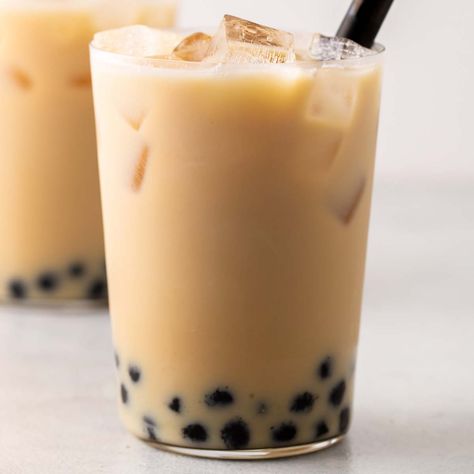 Lavender Bubble Tea in clear glass with wide straw. Boba At Home, Coffee Boba, Boba Milk Tea, Boba Milk, Earl Grey, Tea Recipes, Bubble Tea, Black Tea, Milk Tea