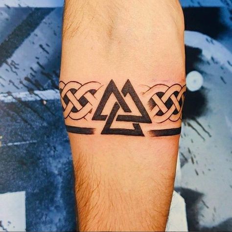 Vikings Armband Tattoo Viking Band Tattoo, Wrist Tats, Wrist Band Tattoo, Celtic Knot Tattoo, Dragon Chino, Armband Tattoos, Band Ideas, Armband Tattoo Design, Knot Tattoo