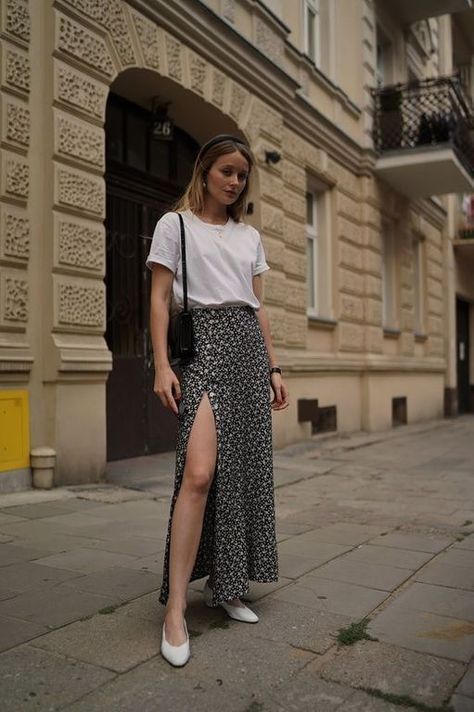 What To Wear In Paris | A Parisian Outfit Guide For Each Season Parisian Outfit, Parisian Outfits, Long Skirt Outfits, Paris Outfits, Looks Street Style, Print Skirt, Looks Style, Mode Inspiration, Inspired Outfits