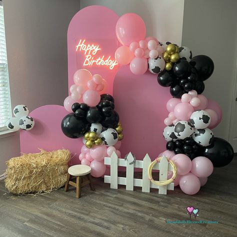 Cow Ballons Decor, Cow Print Photo Shoot, Cow Theme Party Ideas, Cow Print Theme Party, Cow Theme Decorations, Cow Backdrop Ideas, Moomoo Im Two Birthday, Pink Cow Party Ideas, Moo Cow Birthday Party