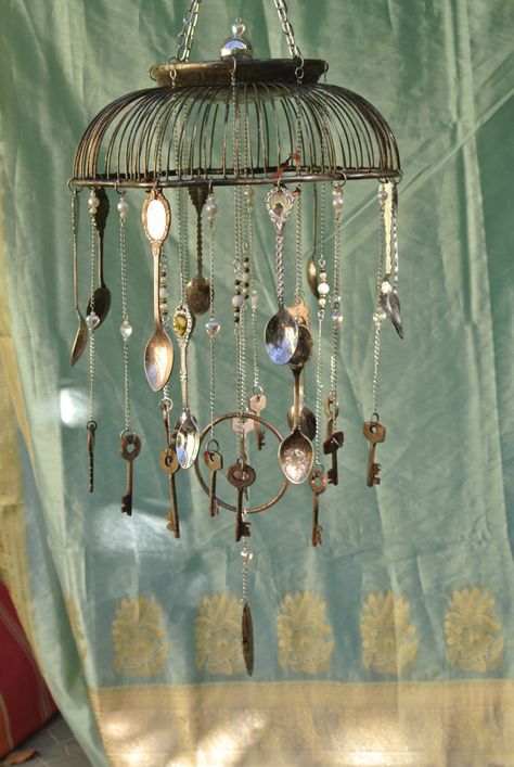 Old Key Windchime, Skeleton Key Wind Chimes, Key Crafts Ideas, Key Crafts Recycled, Key Wind Chimes Diy, Crafts With Keys, Old Keys Repurpose, Handmade Wind Chimes Crafts, Spoon Wind Chimes