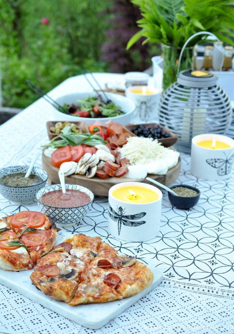 Backyard Pizza Party: A gas outdoor pizza oven and a pizza charcuterie board for nibbling and to make-your-own-pizza is perfect for summer entertaining. Pizza Serving Ideas, Pizza Charcuterie Board, Summer Pizza Party, Aussie Breakfast, Outdoor Pizza Party, Outdoor Pizza Oven Recipes, Backyard Pizza Party, Pizza Station, Pizza Oven Recipes