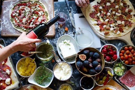 . Pizza Dinner Party, Pizza Dinner, Make Your Own Pizza, Fresh Fruit Recipes, Artisan Pizza, Personal Pizza, Flatbread Pizza, Dinner Options, Snacks Für Party