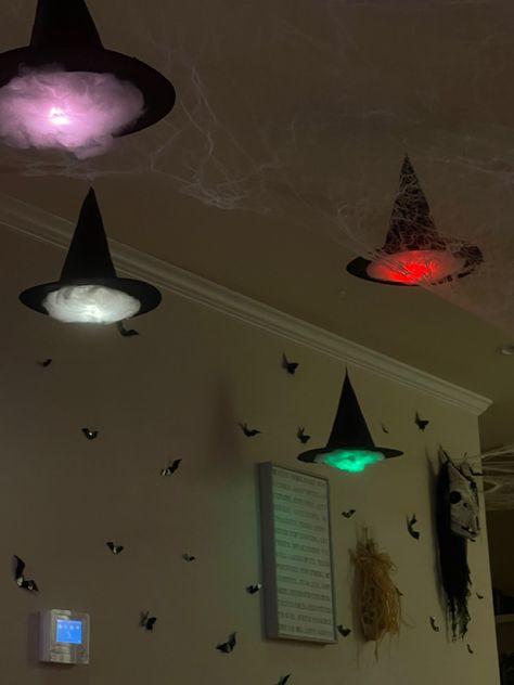 Halloween Classroom Ceiling Decorations, Heloween Decoration Office, Halloween Window Decorations Diy, Halloween Party Ceiling Decor, Diy Witch Coven Decoration, Haloween Decoracion Wall, Halloween Wall Decorations, Halloween Outside Decorations, Paper Bats Hanging From Ceiling