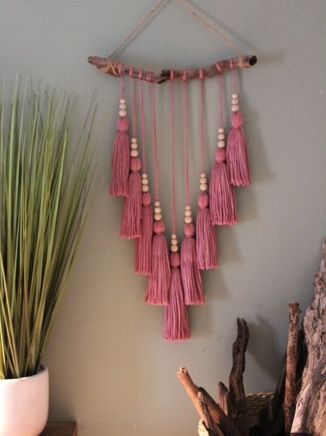 Tassel Wall Hanging, Simpul Makrame, Tassel Wall Hang, Tassel Wall, Yarn Wall Art, Diy Wand, Wall Hanging Diy, Pink Tassel, Macrame Ideas