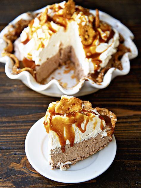 Chocolate Caramel Pretzel Pie - Sweet ReciPEAs Pretzel Pie Crust, Pretzel Cheesecake, Heavenly Dessert Recipe, Caramel Whipped Cream, Pretzel Pie, Yummy Pie Recipes, Chocolate Caramel Pretzels, Caramel Pie, Just Pies