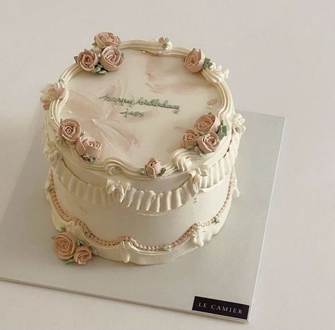 Bolo Vintage, 18th Cake, Vintage Birthday Cakes, Elegant Birthday Cakes, Simple Cake Designs, Mini Cakes Birthday, 18th Birthday Cake, Creative Birthday Cakes, Cute Baking