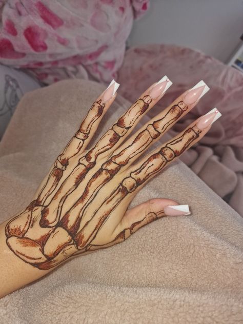 Skeleton Mehndi Designs, Skeleton Hand Mehndi, Bone Mehendi Design, Cool Mehndi Designs Tattoo Ideas, Skeleton Mehendi, Henna Tattoo Designs Hand Moon, Cute Hena Design Hand, Skull Henna Design, Henna Skull Designs