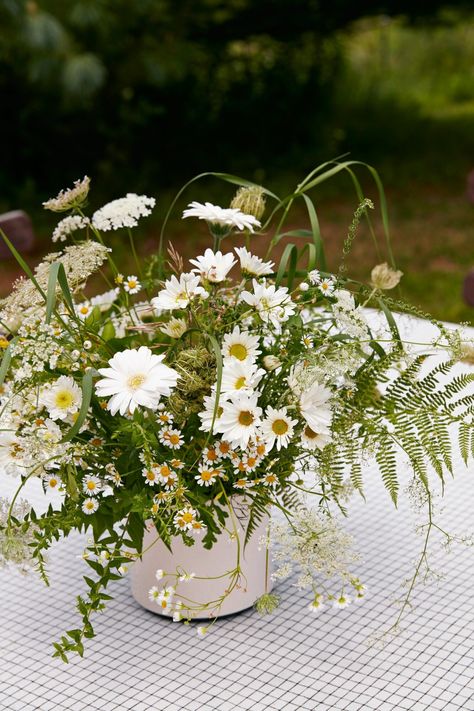 Daisy Centerpieces, Dj Wedding, Green Centerpieces, Daisy Wedding, Rustic Wedding Centerpieces, Wedding 2024, Wildflower Wedding, Morning Wedding, Wedding Table Centerpieces