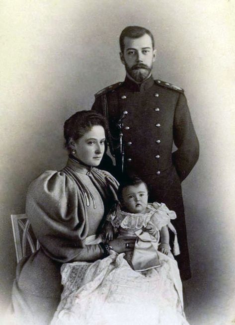 Old Royal Family Photos, Romanov Family Portrait, Historical Family Portrait, Edwardian Family Portrait, 1800s Family Portrait, Royalty Family Photoshoot Ideas, Vintage Family Portraits, Royal Family Photoshoot Ideas, Family Portrait Poses Drawing