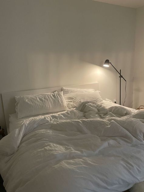 Bed Aesthetic, Modern Minimalist Bedroom, Minimal Bedroom, Minimalist Bed, Minimalist Bedroom Design, Simple Room, Redecorate Bedroom, Minimalist Room, Room Design Bedroom