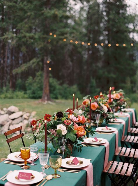 Mountain Themed Wedding, Party In The Woods, Themed Wedding Decorations, Green Tablecloth, Tafel Decor, Pink Napkins, Emerald Green Weddings, Summer Wedding Outdoor, Emerald Wedding