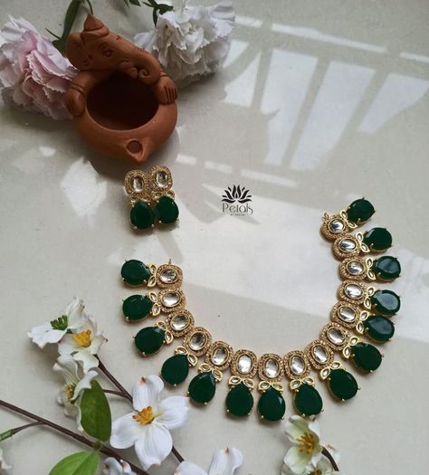 Green Jwellary, Pata Saree, Dark Green Saree, Meenakari Jewellery, Jewelry Room, Wedding Jewellery Designs, Wedding Flower Jewelry, Kundan Jewellery Set, Girlfriend Jewelry