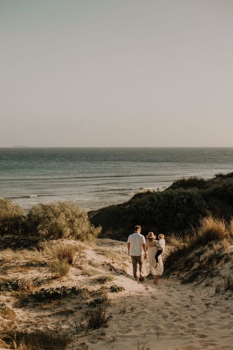 Family Photoshoot Seaside, Spain Family Photos, Family Photoshoot Sea, Sea Family Photo Ideas, Family At Beach Aesthetic, Family Photoshoot By The Sea, Family Photoshoot At The Beach, Ocean Family Photoshoot, Family Shoot Beach