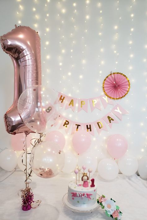 One Year At Home Photoshoot, 1 Year Bday Decorations, 1 Year Birthday Balloons, Simple Home Decoration For Birthday, 1st Bday Decoration At Home, Home First Birthday Photoshoot, Birthday Balloon Decorations Simple, 1st Birthday Home Photoshoot, Diy 1 Year Birthday Decor