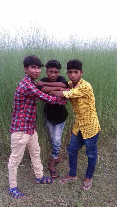 Group Of 3 Poses Funny, Funny Poses 3 People, Anti Mati Gaya Pose, 3 Friends Photoshoot Funny, Three People Poses Funny, Awkward Trio Poses, Silly Sibling Photos, Trio Picture Ideas Funny, Vrindavan Pose