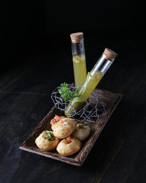 Pani Puri Plating, Pani Puri Serving Ideas, Pani Puri Photography, Pani Puri Shots, Indian Entree, Mini Food Appetizers, Menu Presentation, Jain Food, Seasoned Chickpeas