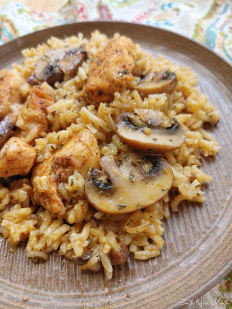 Rice Chicken Meals, Easy Dinner Recipes Mushroom, One Pot Casserole Dinners, Baked One Pan Meals, Essen, Chicken Mushroom Carrot Recipes, Chicken And Long Rice, Meals With Chicken And Mushrooms, Chicken And Rice Recipes Mushroom Soup