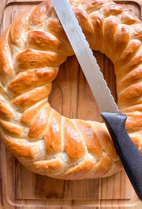 This braided bread wreath is a beautiful, delicious addition to any table! Learn how to make this stunning bread with step-by-step instructions. #BraidedBread #HolidayBaking #BreadRecipe Bread Wreath Braided, Bread Cornucopia, Wreath Bread, Homemaker Recipes, Danish Rye Bread, Cottage Loaf, Bread Wreath, Tasty Bread Recipe, Christmas Bread