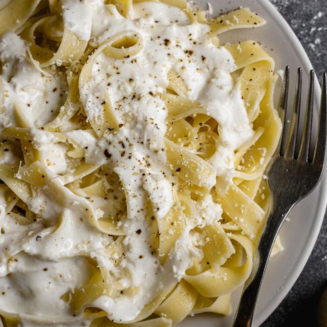 Greek Yogurt Alfredo Pasta With Garlic Yogurt Alfredo Sauce, Greek Yogurt Alfredo Sauce, Pasta With Garlic, Greek Christmas, Make Greek Yogurt, Healthy Greek Yogurt, Greek Yogurt Recipes, Alfredo Sauce Recipe, Garlic Pasta