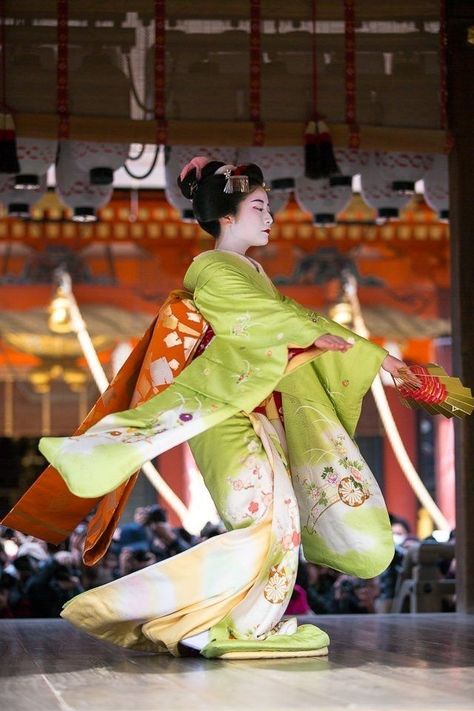 Japanese Dance Traditional, Traditional Kimono Japan, Japanese Fan Dance, Geisha Dance, Kimono Geisha, Japanese Dance, Traditional Japanese Clothing, Japanese Traditional Clothing, Japanese Festival