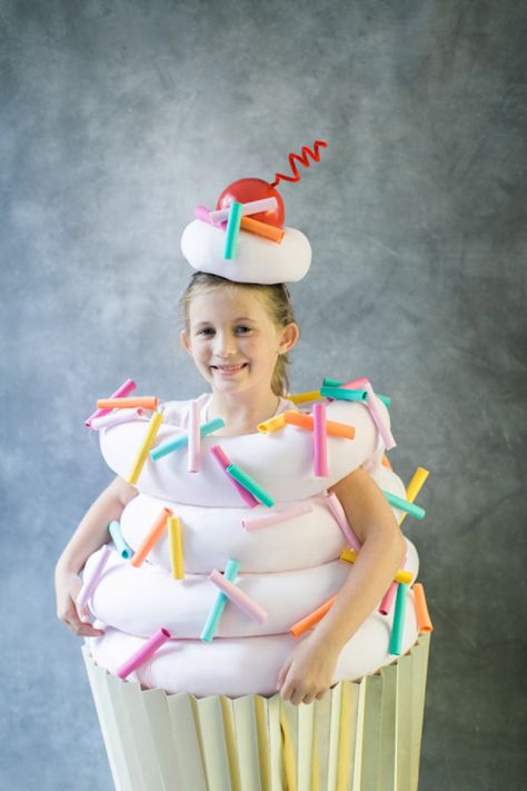 Super Sweet DIY Cupcake Costume: http://www.stylemepretty.com/living/2015/10/14/diy-halloween-costume-cupcake/ | Photography: Ruth Eileen - http://rutheileenphotography.com/ Cupcake Costume Diy, Diy Cupcake Costume, Muffin Costume, Cupcake Halloween Costumes, Cake Costume, Food Halloween Costumes, Cupcake Costume, Candy Costumes, Diy Cupcake