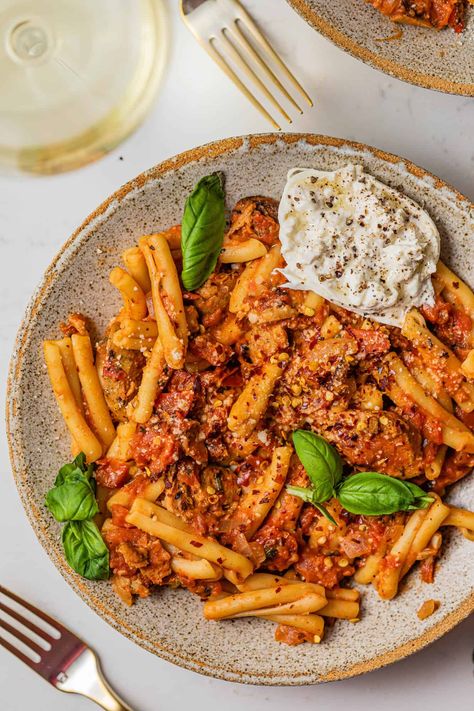 One Pot Casarecce Pasta with Sausage (with video) - Britney Breaks Bread Casarecce Pasta, Recipe With Sausage, Labneh Recipe, Pasta Lunch, Canning Crushed Tomatoes, Pasta With Sausage, Ground Sausage, Spinach Pasta, Sausage Pasta