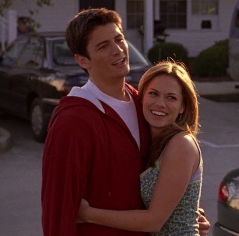 Nathan Scott and Haley James Scott - James Lafferty and Joy Lenz - one tree hill 2000s Shows, One Tree Hill Cast, Nathan Haley, Bethany Joy Lenz, Best Tv Couples, Haley James Scott, James Lafferty, Peyton Sawyer, Nathan Scott