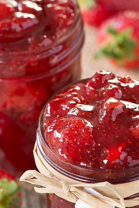 Easy to make, homemade strawberry jam with extra tips for using frozen strawberries, what to do if you don't have a sugar thermometer and what to do if your jam doesn't set. Frozen Strawberry Recipes, Making Strawberry Jam, Jam Homemade, Easy Strawberry Jam, Freezer Jam Recipes, Strawberry Jam Recipe, Jam Recipes Homemade, Homemade Strawberry Jam, Homemade Syrup