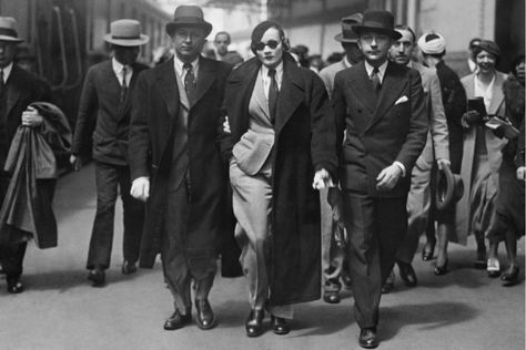 NOT Marlene Dietrich being detained for wearing trousers – Fake History Hunter 40s Mode, White Pantsuit, Marlene Dietrich, Actrices Hollywood, 1930s Fashion, Looks Chic, White Photo, Mode Vintage, Mode Inspiration