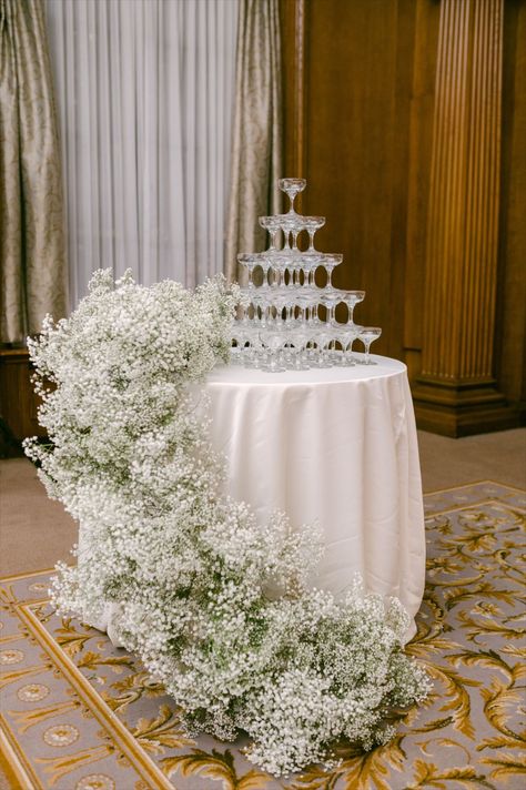 Chic and modern white on white wedding at The Vancouver Club in Vancouver B.C. shot by Blush Wedding Photography. #vancouverwedding #vancouverweddingphotographer #blushweddingphotography #whitewedding #modernwedding #whiteflowers #VancouverClubWedding White Flowers Candles Wedding, Sweetheart Table Floral Garland, Acrylic Chairs Wedding Receptions, Wedding Decorations Gypsophila, Wedding Backdrop For Reception, Simple All White Wedding Decor, Centerpiece With Candles And Flowers, All White Minimalist Wedding, White Themed Wedding Decor