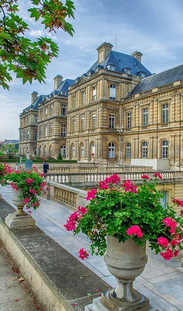 Luxembourg Palace, بيوت ملكية, Large Building, Magic Places, Luxembourg Gardens, Chateau France, Beautiful Castles, Elba, Beautiful Buildings