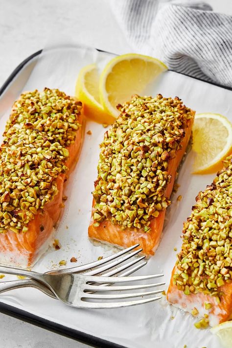 Crusted Salmon Recipes Baked, Paleo Salmon Recipe, Best Salmon Recipes, Recipes For Brunch, Crusted Salmon Recipes, Salmon Dinner Recipes, Pistachio Crusted Salmon, Healthy Main Meals, Best Salmon Recipe