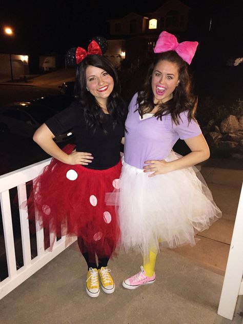 Minnie Mouse and Daisy Duck. Best friend costumes! Daisy Duck Halloween Costume, Duck Halloween Costume, Best Friend Costumes, Best Group Halloween Costumes, Halloween Costumes To Make, Friend Costumes, Bff Halloween Costumes, Best Friend Halloween Costumes, Halloween Coustumes