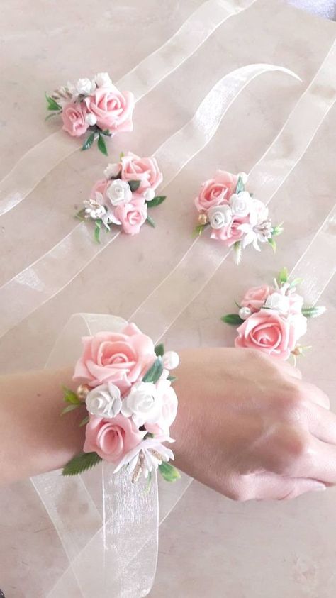 Wrist Corsages Fairy Headpiece Diy, Prom Corsage Diy, Corsage Mother Of The Bride, Bridesmaid Bracelet Flower, Bracelet Corsage, Wrist Corsage Wedding, Bridal Corsage, Pink Green Wedding, Diy Corsage