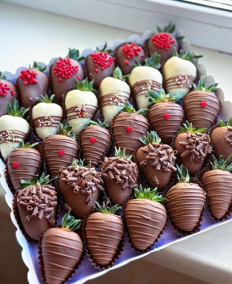 Coated Strawberries, Strawberries Ideas, Strawberry Recipe, Chocolate Covered Strawberry Recipe, Cake Pop Decorating, Miniature Inspiration, Covered Strawberry, Food Decor, Easy Snack Recipes