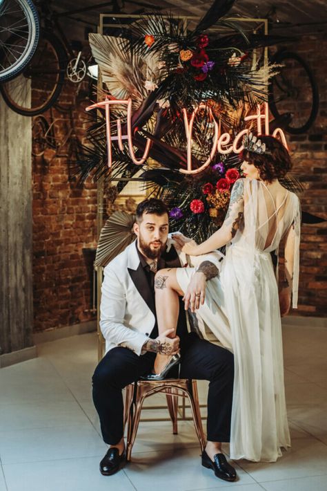 Dark Wedding Theme, Neon Signage, Edgy Wedding, Rock N Roll Wedding, City Elopement, Rock Wedding, Boda Mexicana, Dried Florals, Goth Wedding