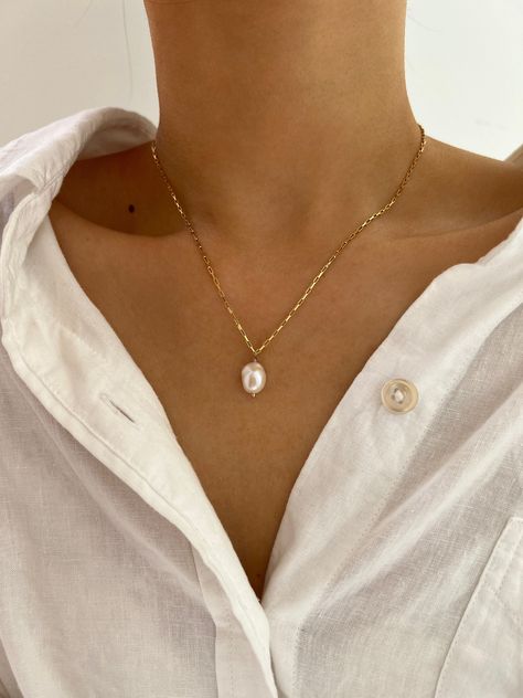 ✿Sold individually  ✿ Material: 11-13mm High-Quality Baroque Freshwater Pearls ✿ Finish: 14K US Gold-Filled Chain ✿ Chain: With 2 inches adjustable chain ✿ Tarnish resistant, hypoallergenic, safe for sensitive skin ✿ P L E A S E   N O T E: All of our freshwater pearls are all-natural and unique, therefore each shape is slightly different and won't exactly be like in the picture.  Meanwhile, there may be measurement differences caused by our handmade process. We will try our best to consistent as Dainty Pearl Necklace, Necklaces Chain, Necklace Layered, Gold Bond, Baroque Pearl Necklace, Pearl Necklaces, Year 3, Necklace Minimalist, Message Box