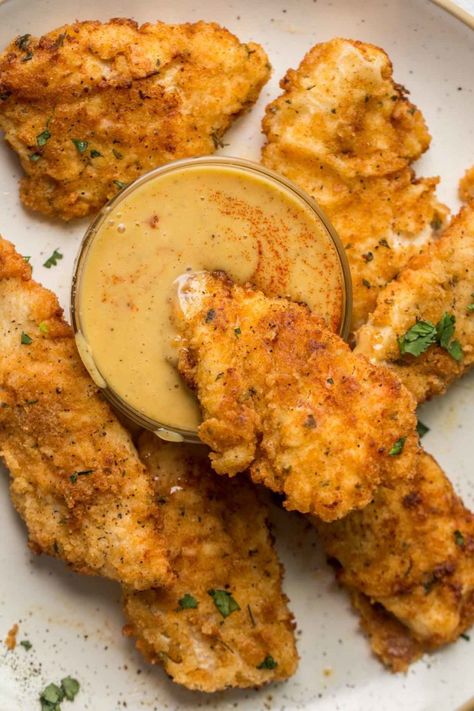 Homemade buttermilk chicken tenders that are juicy, tender and crispy. The BEST homemade chicken tenders recipe with an easy honey mustard dippinh sauce. Crispy Tenders, Buttermilk Fried Chicken Tenders, Buttermilk Chicken Tenders, Oven Baked Chicken Tenders, Homemade Chicken Tenders, Eggs Fried, Brown Chicken, Fried Chicken Tenders, Chicken Tenderloin Recipes