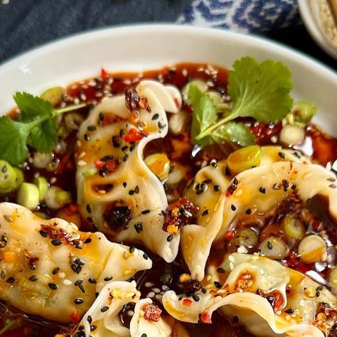 Siân | Recipebreakout on Instagram: "Prawn Dumplings, Asian Style Dipping Sauce! . These fantastic little prawn gyozas or dumplings (from @itsuofficial) are quite possibly the most useful thing you could have in your freezer this festive season! They cook (from frozen) in just four minutes and have endless serving possibilities. I’ve turned them out many times as an alternative to canapés with drinks and as a starter and everyone loves them! They’re great served as a sharing platter too… and easy to eat with chopsticks, which always adds a bit of a sense of occasion. The dipping sauce is a delicious mix of soy, rice wine vinegar, honey, fish sauce, a bit of garlic paste and a little chilli oil… you can mix in quantities to suit your taste… and all served up with a good sprinkling of spring Dumplings Asian, Chinese Salads, Eat With Chopsticks, Soy Rice, Chinese Salad, Prawn Dumplings, Sharing Platters, Chilli Oil, Rice Wine Vinegar